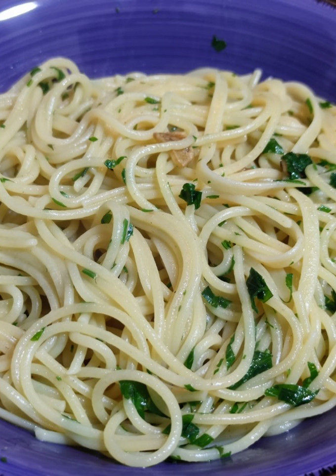 Una foto de Spaghetti Aglio e Olio. Receta sencilla, express y riquísima!!