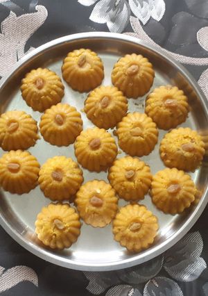 A picture of Besan laddu.