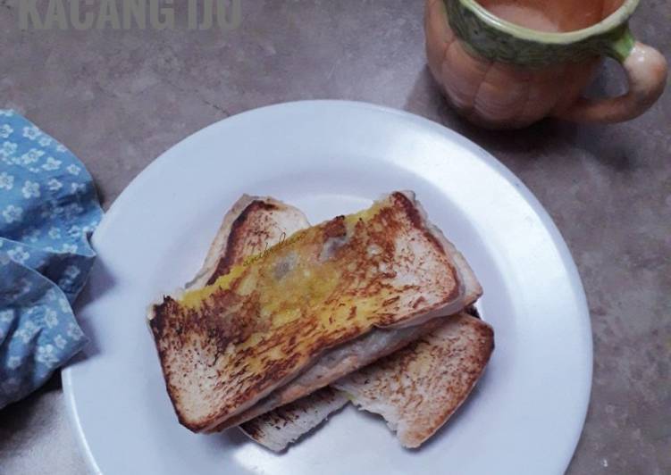 Roti bakar kacang ijo