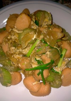 รูปของ ผัดบวบใส่ไข่และฮอทดอก (Stir Fried Zucchini with Egg and Hot Dog)