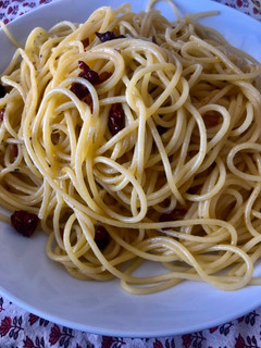 Una foto de Espaguetis con ajo, aceite, guindilla y tomate seco