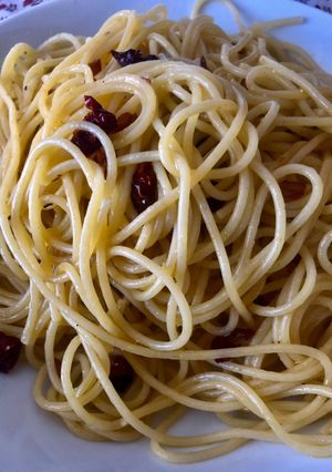 Una foto de Espaguetis con ajo, aceite, guindilla y tomate seco