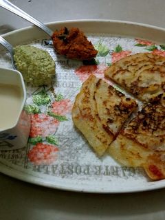 ટોમેટો ઓનીયન ઉત્તપમ (Tomato Onion Uttapam Recipe In Gujarati) રેસીપી મુખ્ય ફોટો