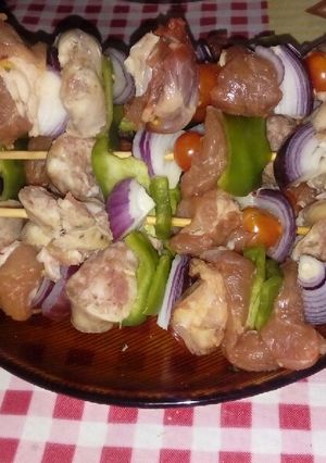 Una foto de Brochetas de carne y vegetales 🍢