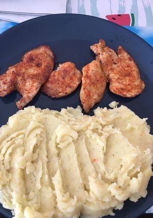 Fűszeres csirkemell krumplipürével recept fotója