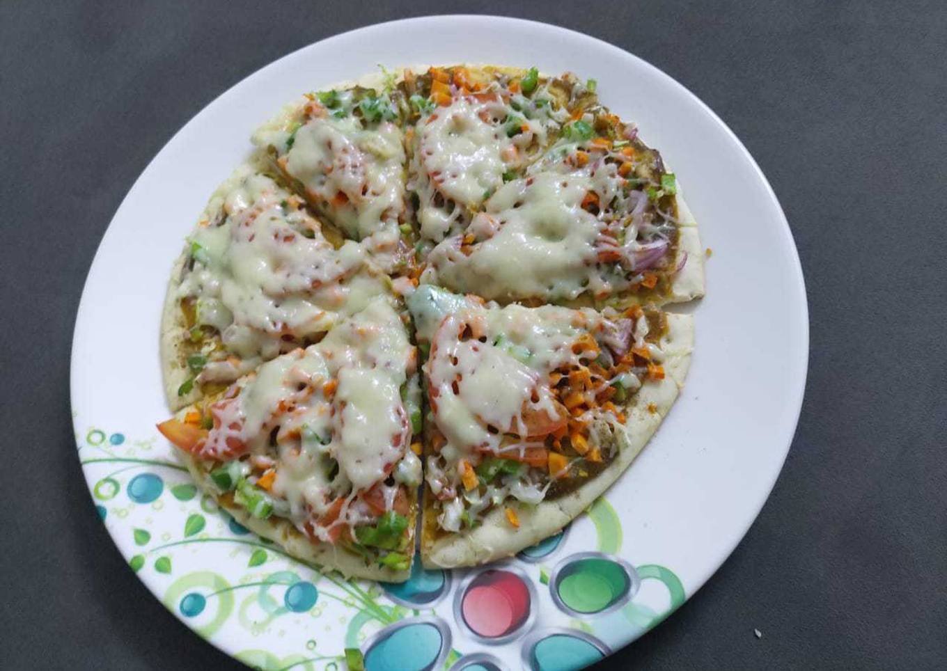Cheesy veg pizza