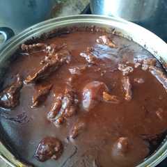 Una foto de Mole rojo y arroz
