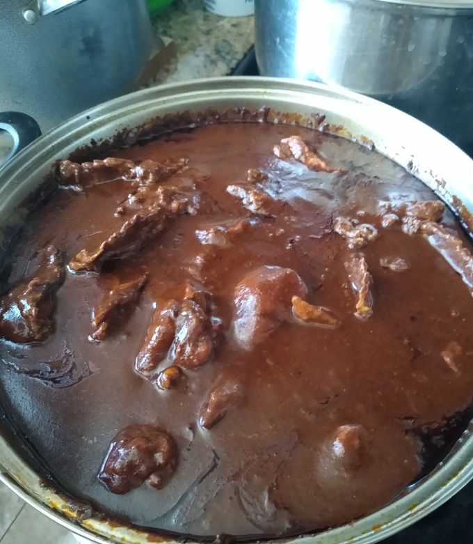 Una foto de Mole rojo y arroz