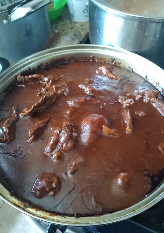 Una foto de Mole rojo y arroz