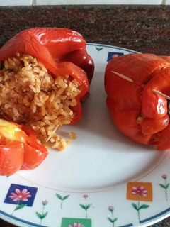 Una foto de Pimientos rellenos de arroz y carne