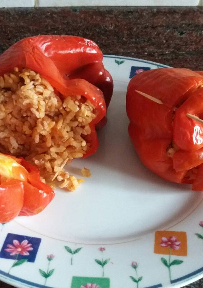 Una foto de Pimientos rellenos de arroz y carne