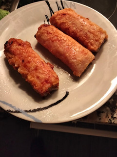 Una foto de Rollitos de jamón y queso rellenos de pollo