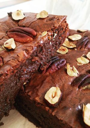 Une photo de Brownie gourmand aux noisettes et noix de pécans 🐿️🍫