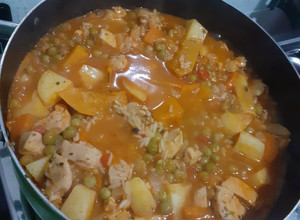 Una foto de Guiso de arroz con pollo 🍗🍛