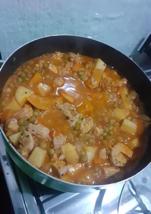 Una foto de Guiso de arroz con pollo 🍗🍛