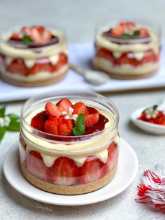 Foto resep Strawberry Cheesecake in Jars - No Bake