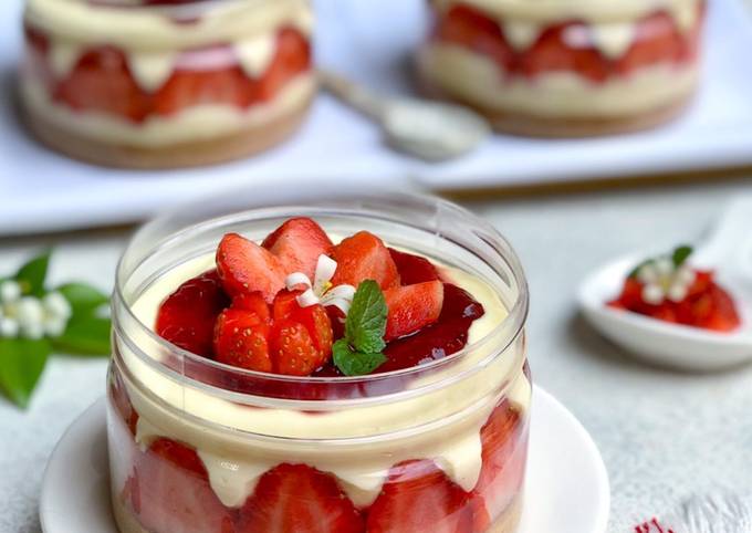 Strawberry Cheesecake in Jars - No Bake