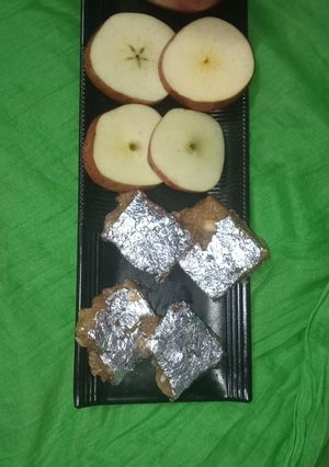 सेब की बर्फी (Seb ki barfi recipe in Hindi) रेसिपी मुख्य फोटो