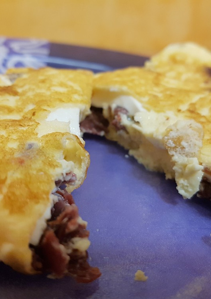 Una foto de Tortilla de cecina y queso fresco