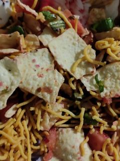 पापड चाट (papad chaat recipe in marathi) रेसिपी चे मुख्य फोटो