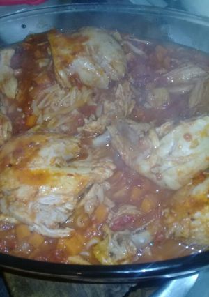 Una foto de Tallarines con Salsa y Pollo !!!🍝🍗