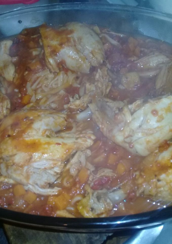 Una foto de Tallarines con Salsa y Pollo !!!🍝🍗