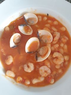 Una foto de Alubias con gambas y almejas en Mambo