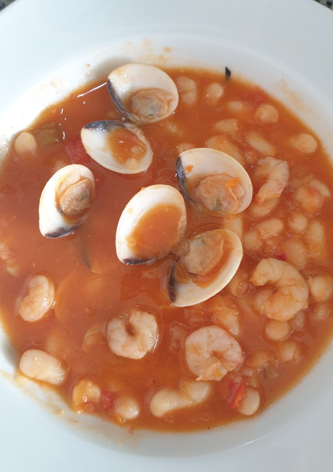 Una foto de Alubias con gambas y almejas en Mambo