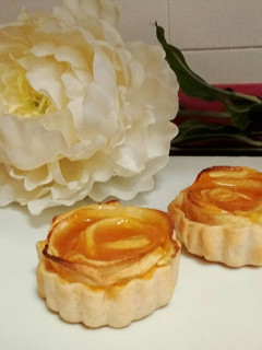 Una foto de "Rosas de manzana" con obleas y natilla