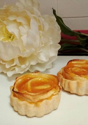 Una foto de "Rosas de manzana" con obleas y natilla