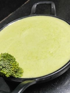 બ્રોકોલી આલમંડ ક્રીમી સુપ (Broccoli Almond Creamy Soup Recipe In Gujarati) રેસીપી મુખ્ય ફોટો