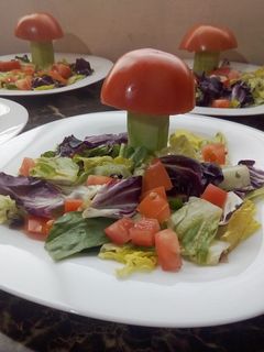 Una foto de Ensalada pepino tomate y lechugas