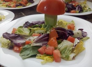 Una foto de Ensalada pepino tomate y lechugas
