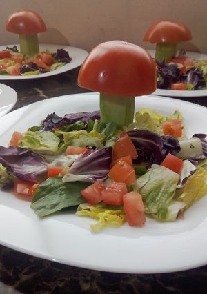 Una foto de Ensalada pepino tomate y lechugas