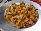 Tartaletas con langostinos, piña y salsa cocktail