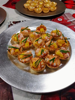 Una foto de Tartaletas con langostinos, piña y salsa cocktail