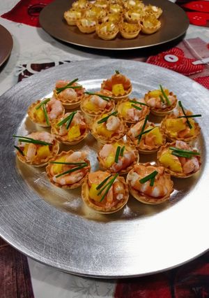 Una foto de Tartaletas con langostinos, piña y salsa cocktail