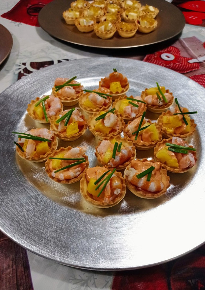 Una foto de Tartaletas con langostinos, piña y salsa cocktail