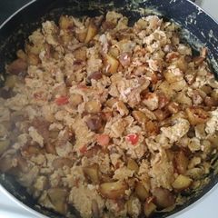 A picture of Papas con huevo n veggies.