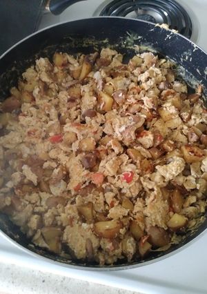 A picture of Papas con huevo n veggies.