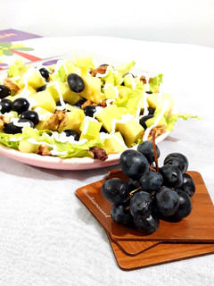 عکسی از دستور سالاد والدورف😋(با انگور شانی 🍇)