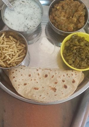 रोटी,ग्वार फली की सब्जी लौकी का रायता रेसिपी मुख्य फोटो