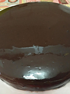 Una foto de Tarta fría de queso y crema de chocolate con glaseado espejo de chocolate