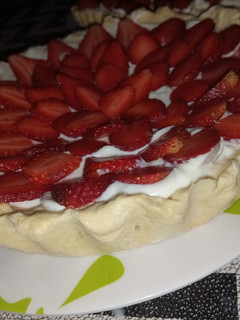 Una foto de Tarta de frutillas con crema chantilly