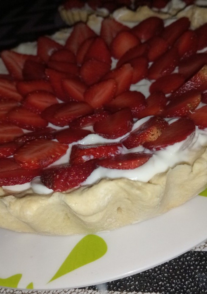 Una foto de Tarta de frutillas con crema chantilly