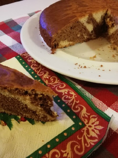 Foto di Torta con sorpresa bicolore senza uova e senza burro 🍫