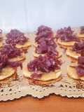Canapés de cecina y turrón de Jijona
