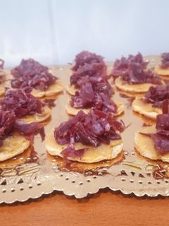 Una foto de Canapés de cecina y turrón de Jijona