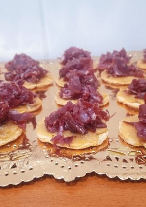 Una foto de Canapés de cecina y turrón de Jijona