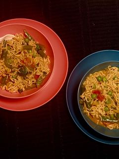 চীজি গার্লিক ম্যাগি উইথ ভেজিস (Cheesy Garlic Maggi with Veggies Recipe in Bengali) রেসিপির প্রধান ছবি